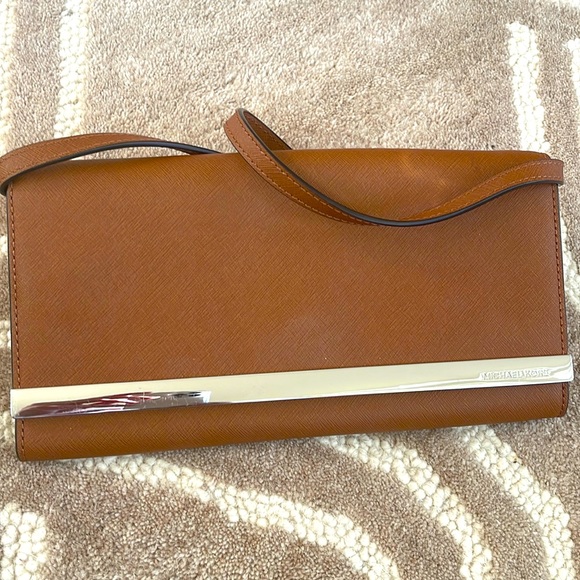Micheal Kors clutch. - Picture 1 of 3